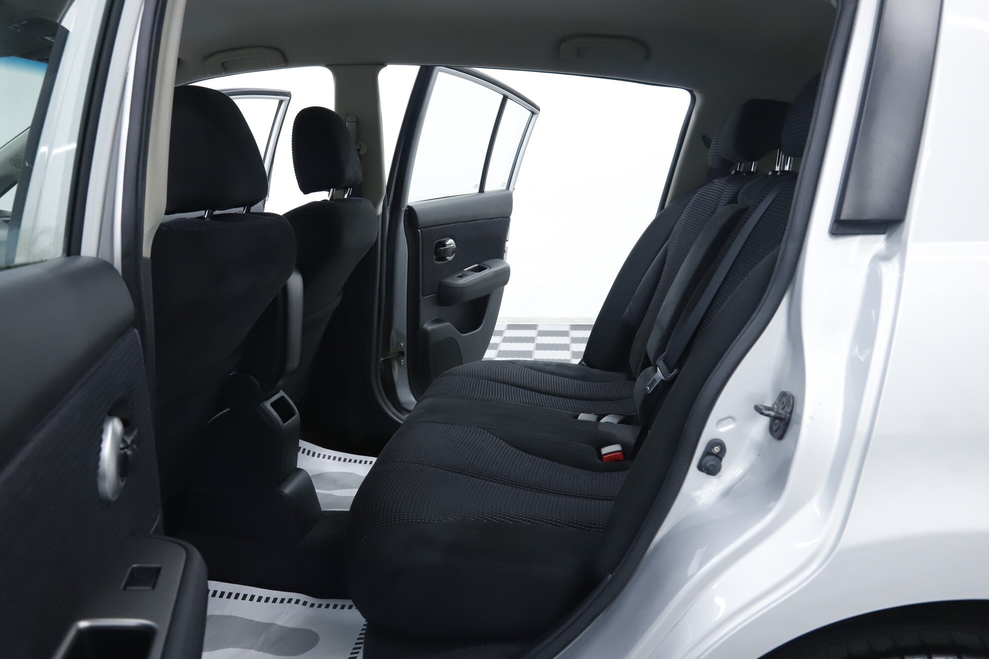 Nissan Tiida, I Рестайлинг, 2011 фото 19