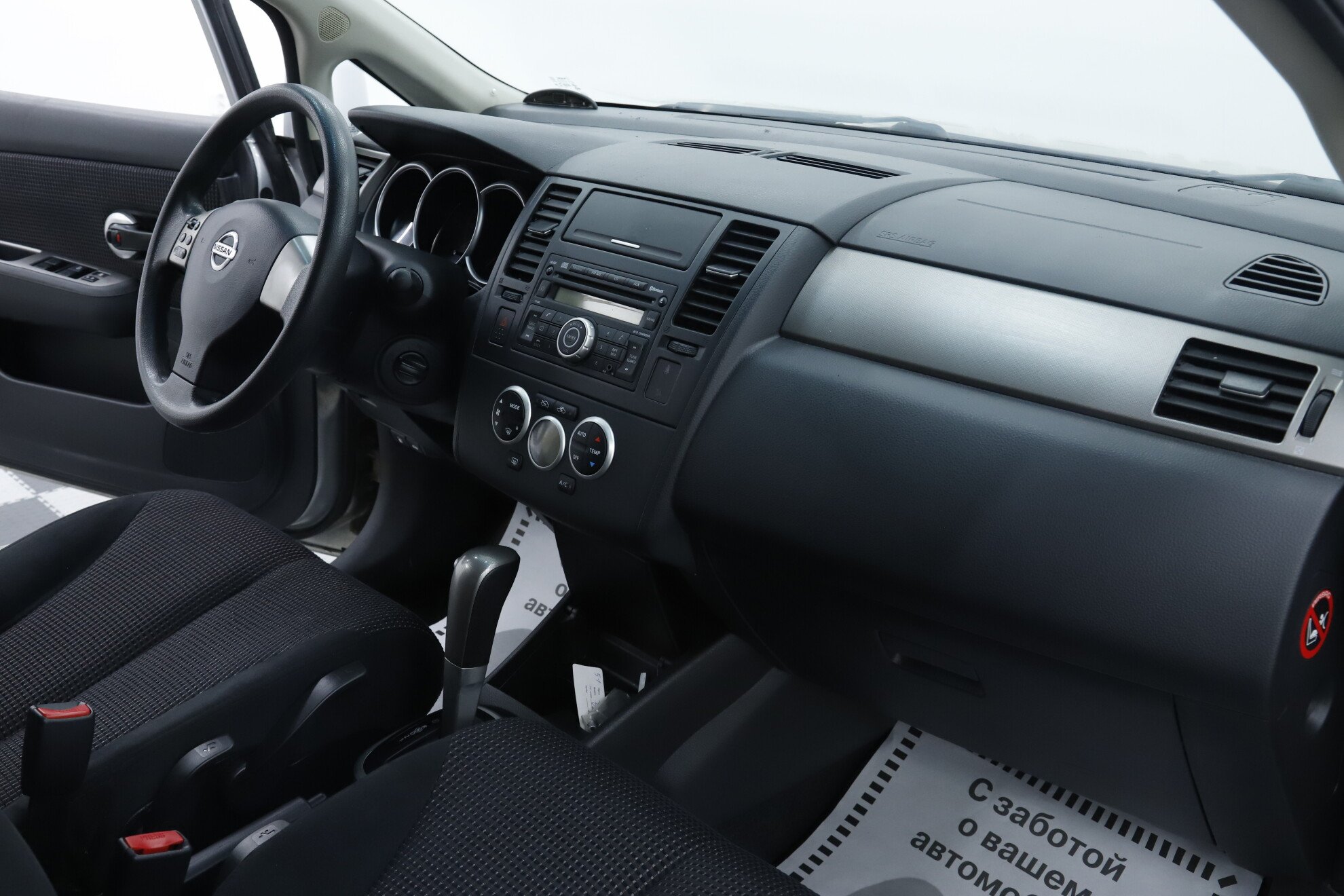 Nissan Tiida, I Рестайлинг, 2011 фото 11