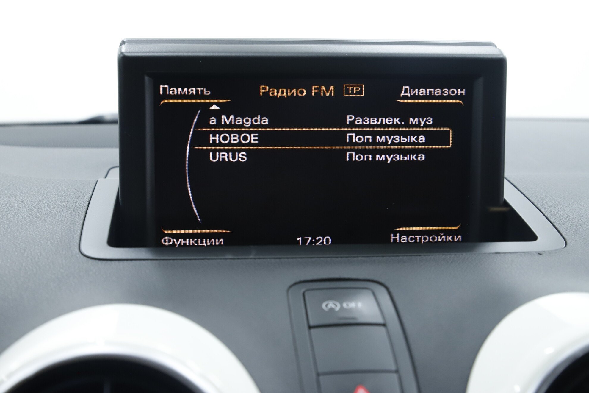 Audi A1, I (8X), 2010 фото 11