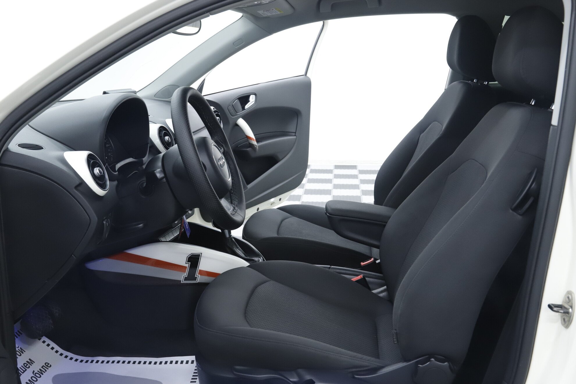 Audi A1, I (8X), 2010 фото 7