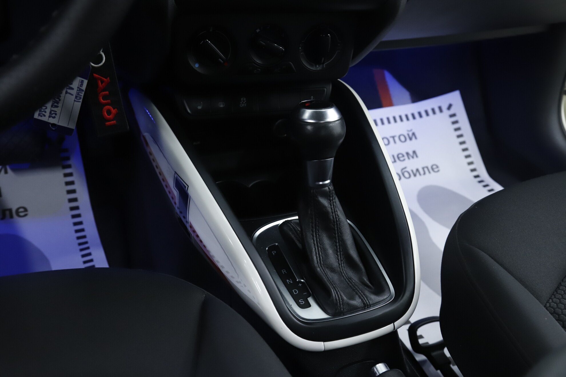 Audi A1, I (8X), 2010 фото 14