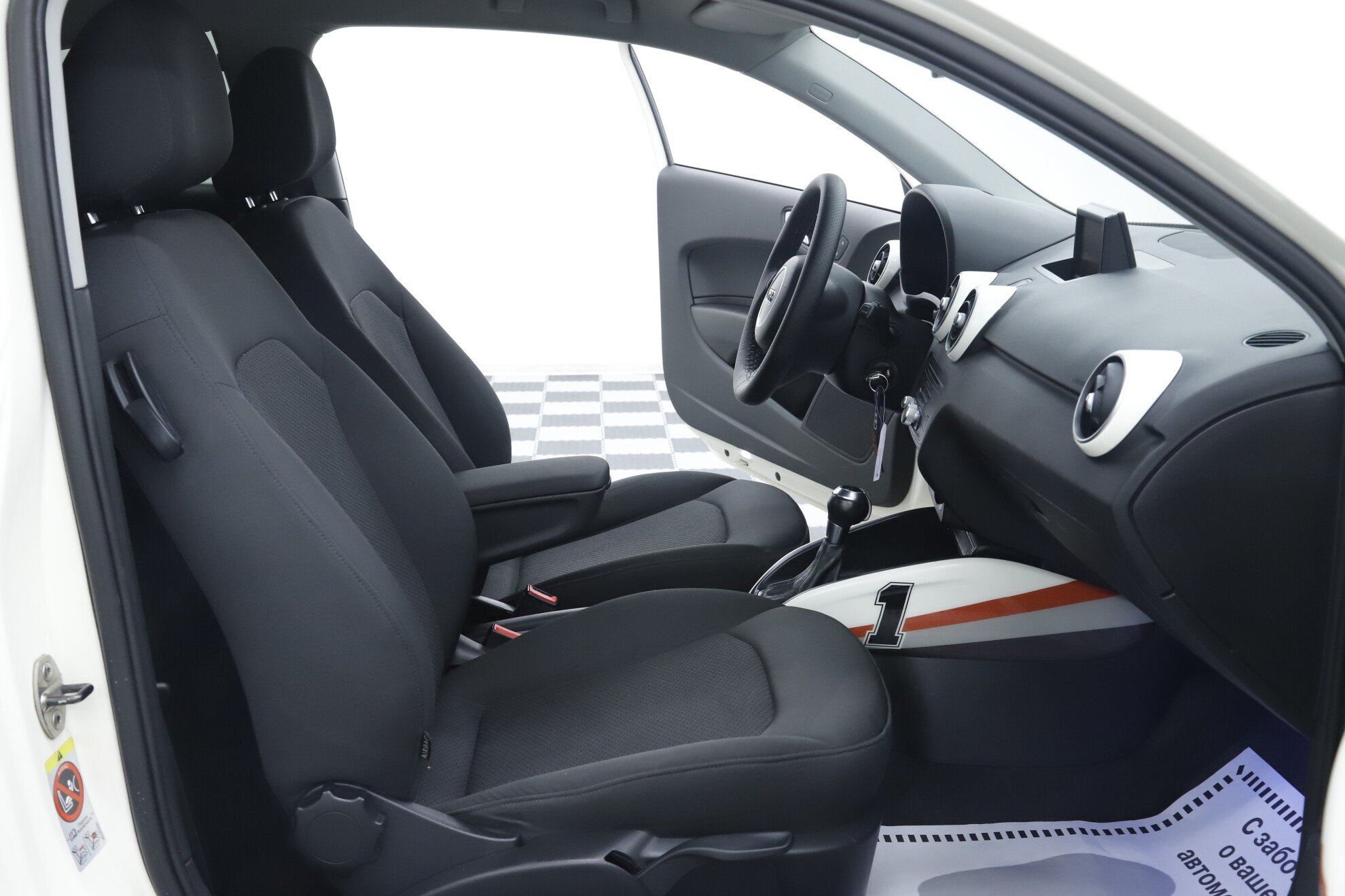 Audi A1, I (8X), 2010 фото 10