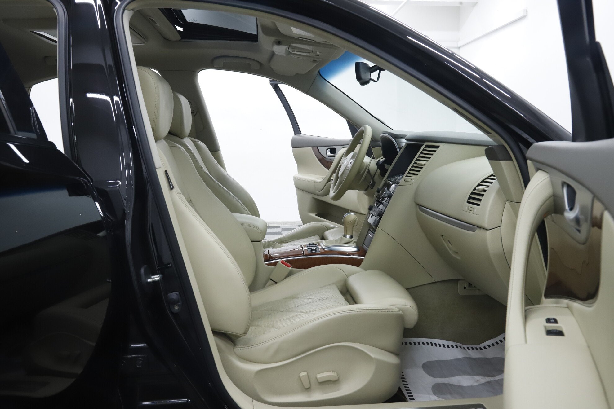 Infiniti QX70, 2013 фото 19