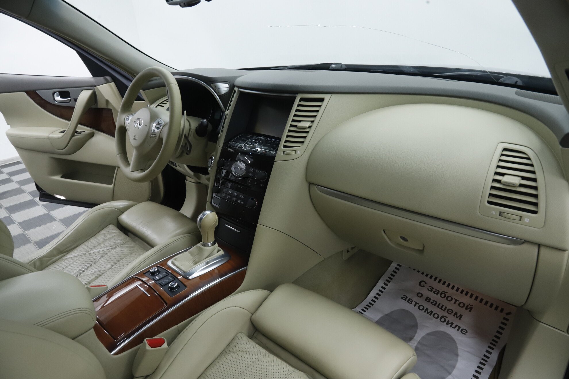 Infiniti QX70, 2013 фото 18