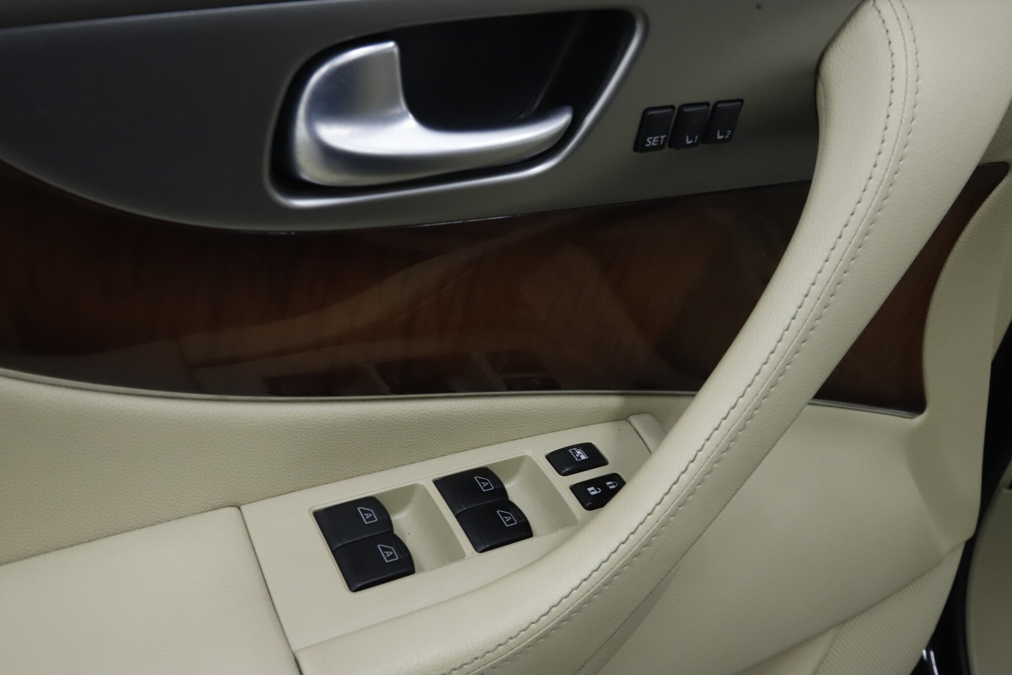 Infiniti QX70, 2013 фото 13