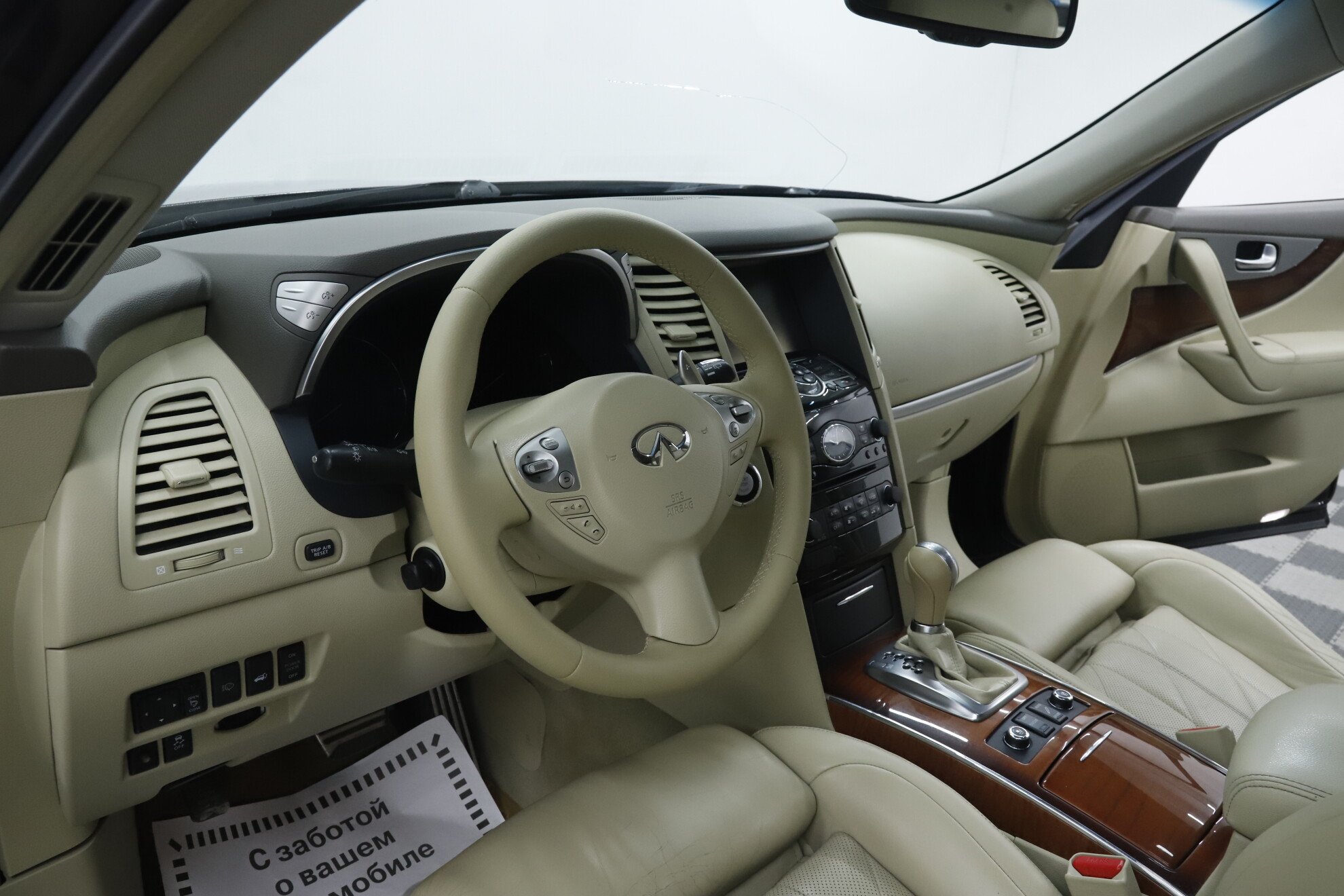 Infiniti QX70, 2013 фото 8