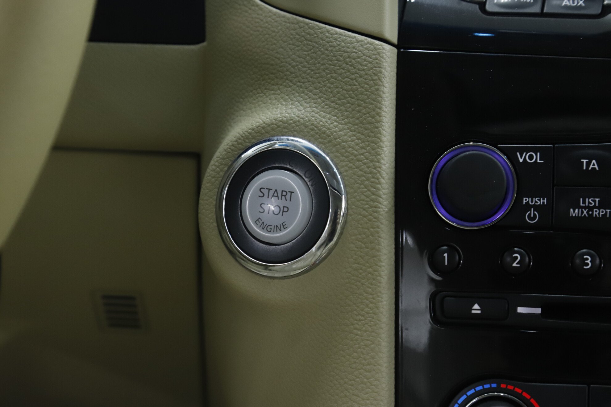 Infiniti QX70, 2013 фото 16