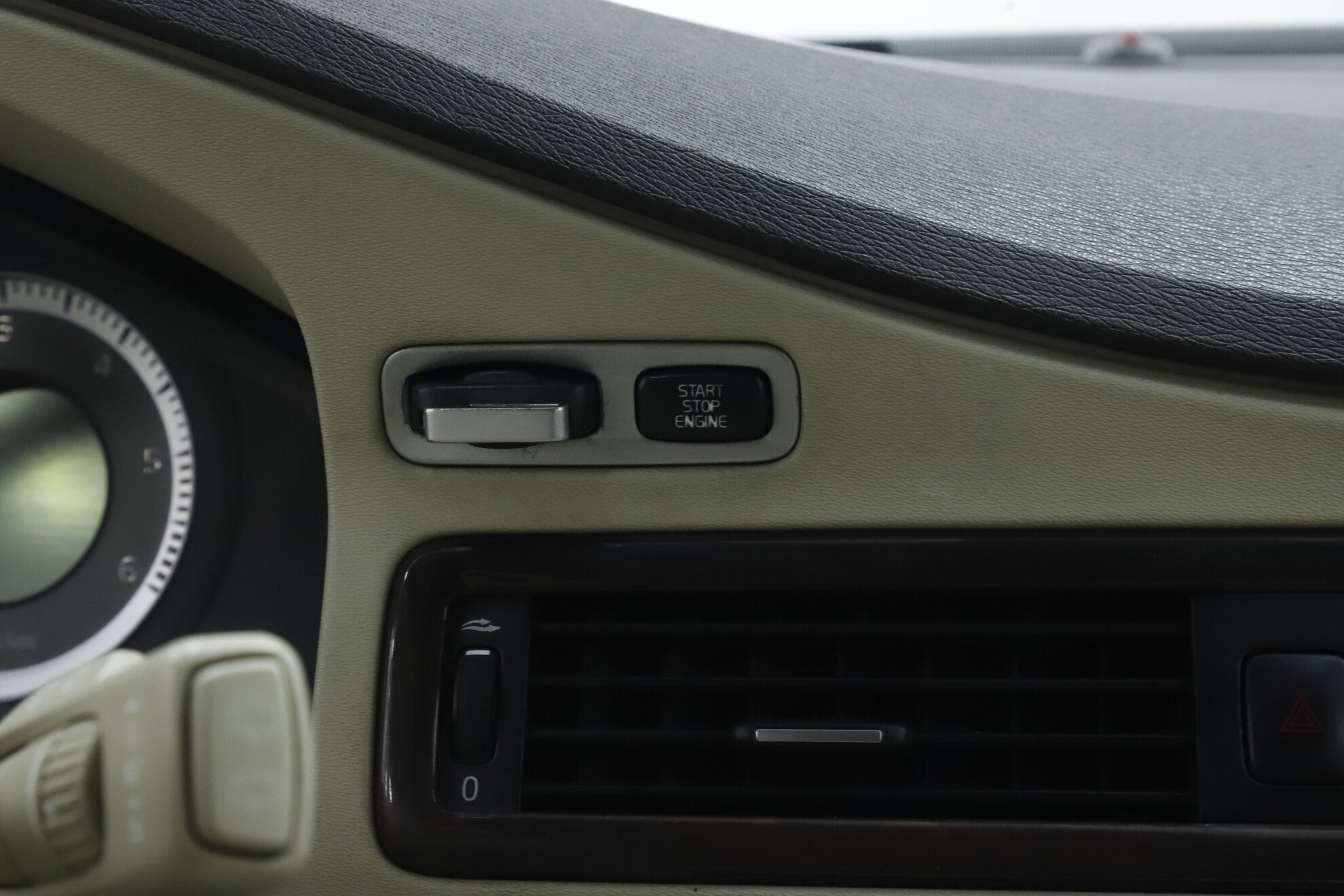 Volvo XC70, II, 2010 фото 11