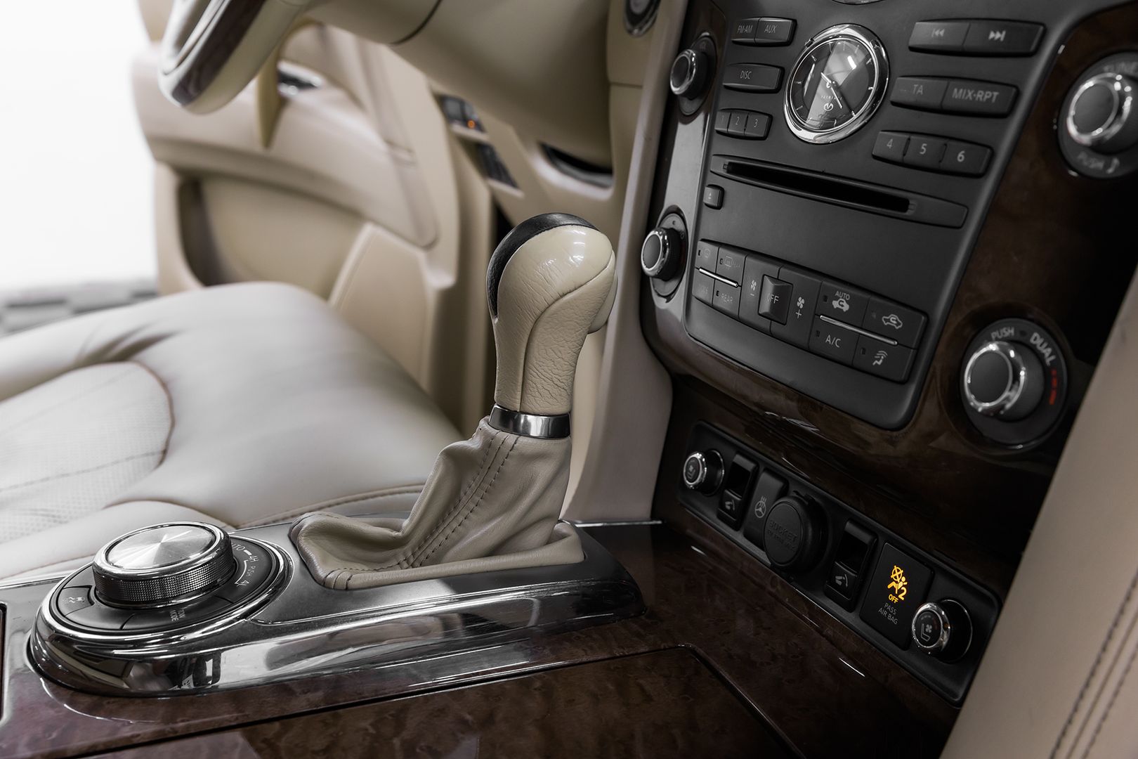 Infiniti QX56, II, 2011 фото 12