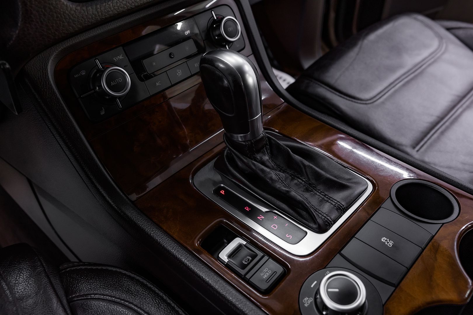 Volkswagen Touareg, II, 2012 фото 13