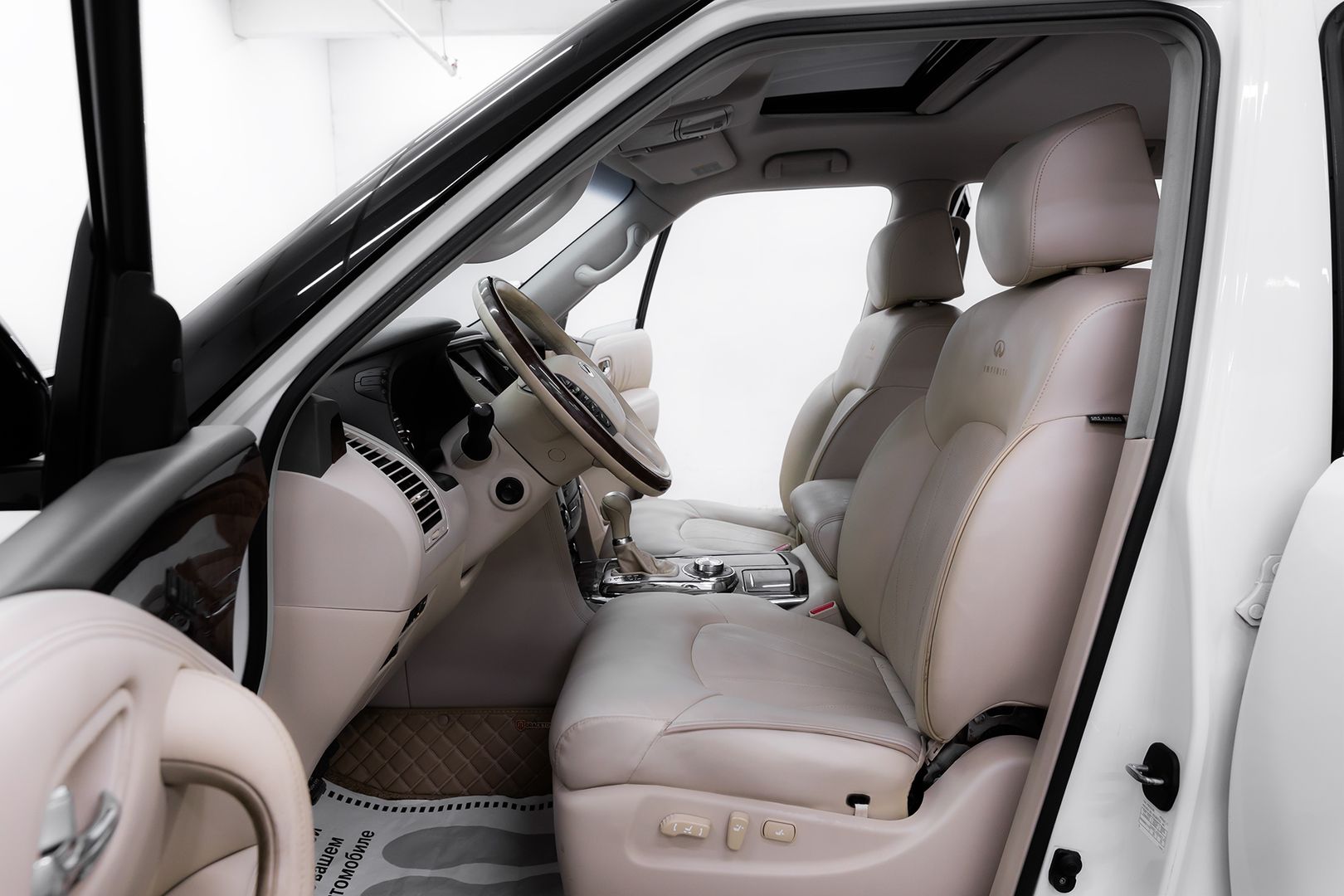 Infiniti QX56, II, 2010 фото 7