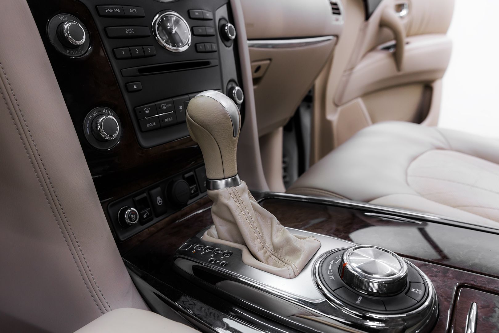 Infiniti QX56, II, 2010 фото 10