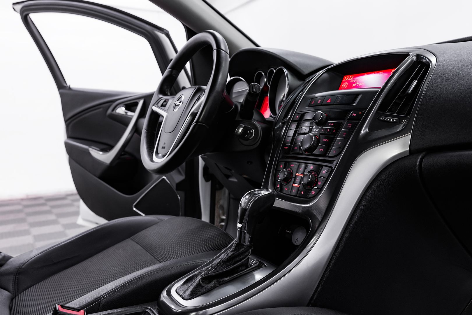 Opel Astra, J, 2011 фото 16