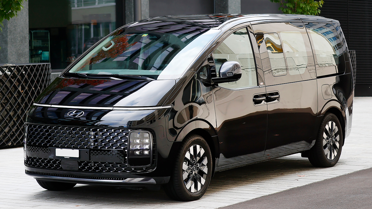 Фото Футуристический силуэт hyundai Staria