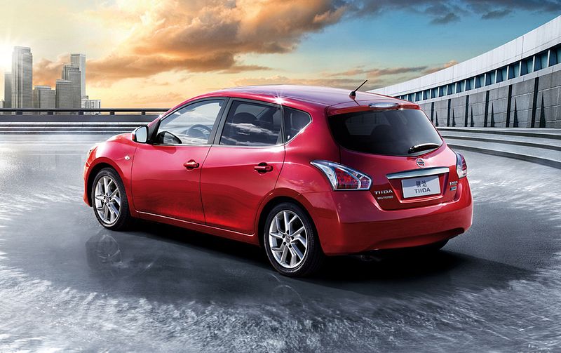 Фото Вид сзади nissan Tiida