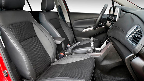 Фото Просторный салон suzuki SX4